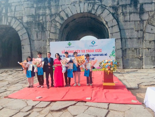 HOẠT ĐỘNG NGOẠI KHÓA CỦA HỌC SINH, SINH VIÊN  TẠI DI SẢN  VĂN HÓA THẾ GIỚI THÀNH NHÀ HỒ