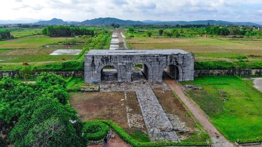 Con đường Hoàng Gia trong nội thành và Chính điện kinh thành Tây Đô
