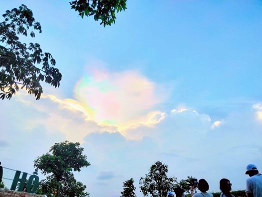 Khi mây ngũ sắc xuất hiện, người ta tin rằng điềm lành đang tới, như lời thì thầm của trời đất gửi xuống nhân gian