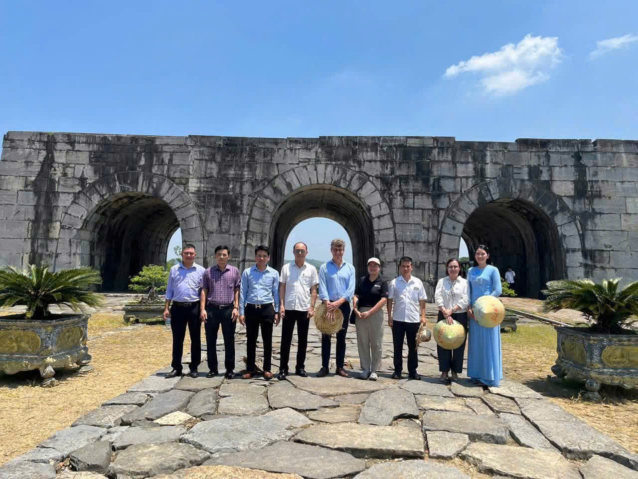 Sáng ngày 01/6/2026, Ngài Jonathan Wallace Baker - Trưởng đại diện văn phòng UNESCO tại Việt Nam đã có chuyến tham quan và làm việc tại Di sản Thế giới Thành Nhà Hồ.