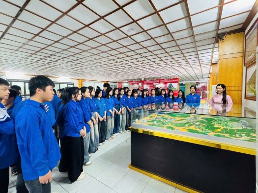 Màu xanh không chỉ là màu của thiên nhiên, mà còn là màu của tri thức và trách nhiệm